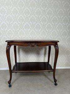 Jemně tvarovaný stolek na kolečkách Jemně tvarovaný stolek na kolečkách