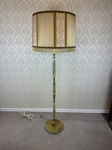 Stojací lampa s onyxovým podstavcem a mosaznými detaily
