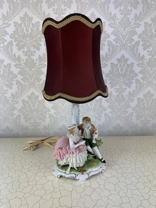 Porcelánová stolní lampa United Wilson s motivem dvořanské dvojice