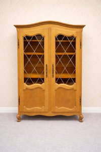 Vitrína s  prosklenými dvířky s geometrickým vzorem