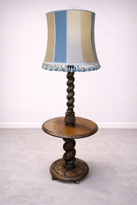 Lampa s integrovaným kulatým stolkem