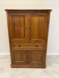 Skříňka s výklopnou pracovní deskou