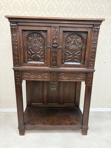 Příborník s lomenými oblouky