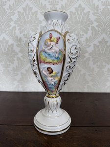 Porcelánová váza Capodimonte s dekorem andílků, cena za ks