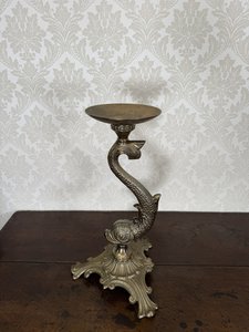 Mosazný stojan s motivem delfína