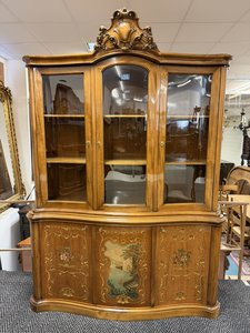 Vitrína s florálním dekorem a malovanou krajinou