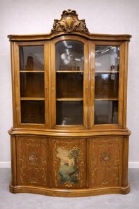 Vitrína s florálním dekorem a malovanou krajinou