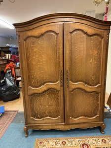 Dvoukřídlá šatní skříň ve francouzském stylu
