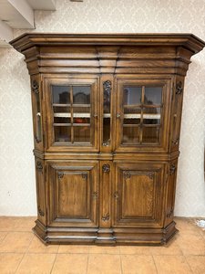 Dubová vitrína s řezbovaným dekorem