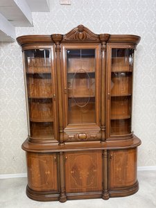 Reprezentativní vitrína s intarzií