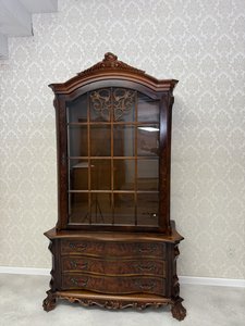 Vitrína s prosklením a tvarovanými šuplíky