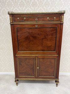 Psací sekretář s výklopnou deskou