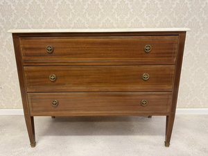 Tříšuplíková komoda s mramorovou deskou