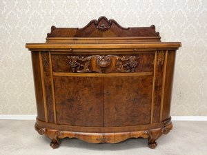 Elegantní půlkruhový příborník