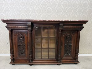 Příborník s prosklenou střední částí