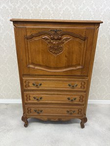 Skříňka s výklopným čelem a reliéfní řezbou