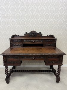 Elegantní psací stůl