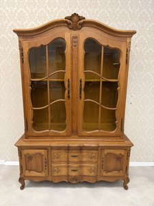 Vitrína s prosklením a reliéfními detaily