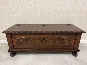 Truhla s bohatým řezbováním