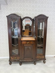 Vitrína s mramorovou deskou a zrcadlem