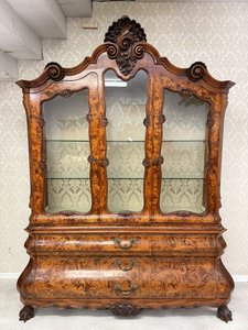 Reprezentativní vitrina s intarzií a řezbou