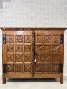 Komoda s figurální řezbou