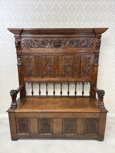 Řezbovaná lavice s úložným prostorem