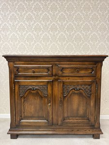 Komoda se zásuvkami a skříňkami