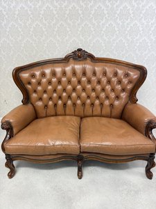 Kožená pohovka v chesterfieldovém stylu