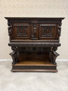 Reprezentativní kabinet s figurální řezbou