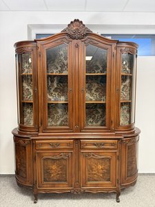 Reprezentativní vitrína s florální intarzií