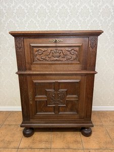 Skříňka s výklopnou deskou