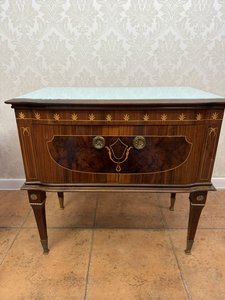 Noční stolek s intarzií