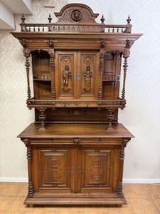 Impozantní příborník s figurální řezbou