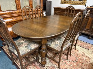 Jídelní stůl s čalouněnými židlemi