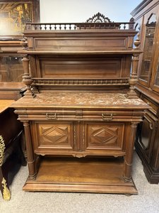 Dvouetážový příborník s mramorovou deskou