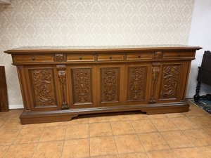 Reprezentativní komoda s řezbou