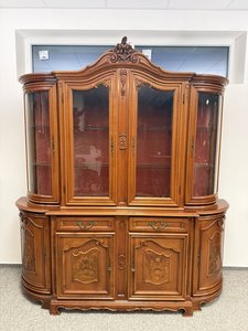 Reprezentativní vitrína s florální intarzií