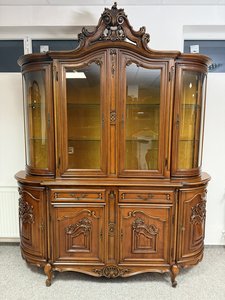 Impozantní vitrína s prosklením, tvarovanými dvířky