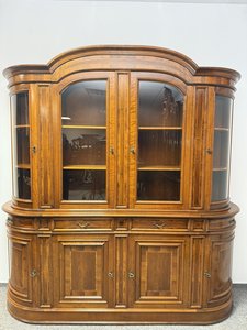 Elegantní vitrína s jemnou intarzií