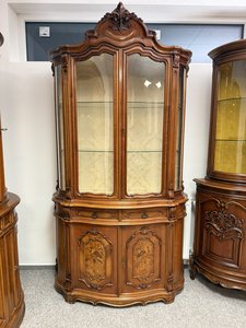 Elegantní vitrína s florální intarzií