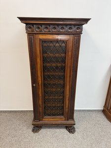 Skříňka šuplíky se dají vysunovat