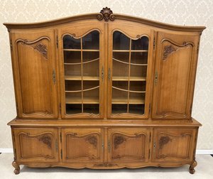 Vitrína s řezbováním a prosklenými dvířky
