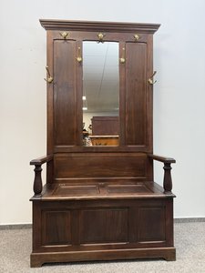 Vysoký předsíňový věšák s lavicí