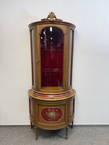 Vitrína s ručně malovanými květinami