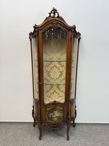 Vitrína s ručně malovanou romantickou scénou