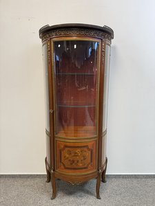 Vitrína se zaobleným sklem