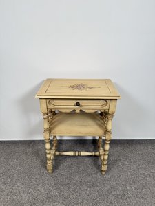 Noční stolek s ručně malovanými květy