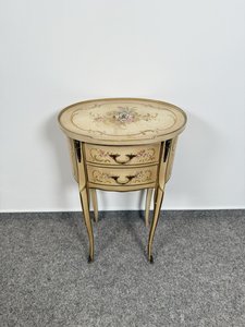 Oválný noční stolek s malovanými květy