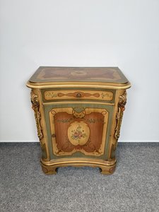 Malovaná skříňka s florální výzdobou